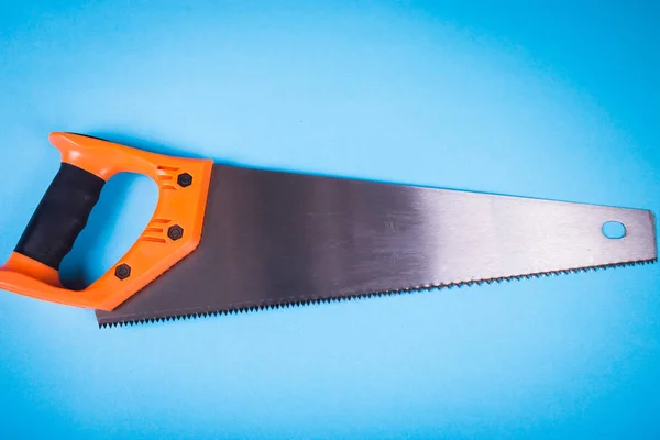Ножовка с оранжевой ручкой — стоковое фото