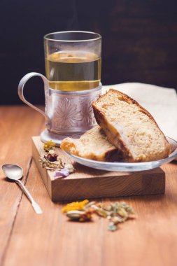 çay ile ev yapımı pasta