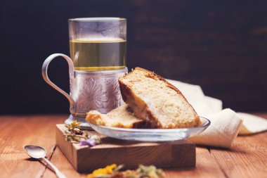 çay ile ev yapımı pasta