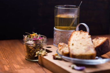 çay ile ev yapımı pasta