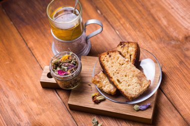 çay ile ev yapımı pasta