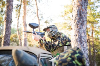 Paintball oyuncu silah ile