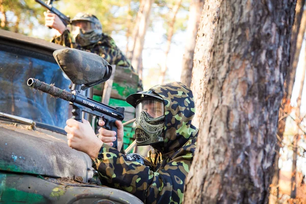 Paintball player with gun — Stock Photo, Image