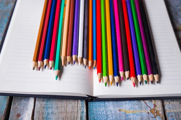 Tomt anteckningsblock och pennor — Stockfoto