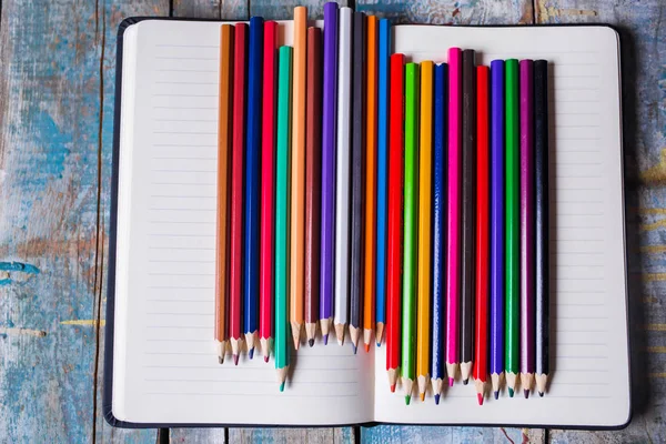 Bloc de notas en blanco y lápices —  Fotos de Stock