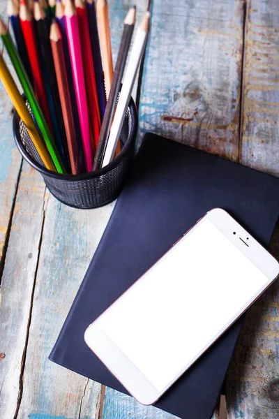 Stół z notatnikiem, smartphone — Zdjęcie stockowe