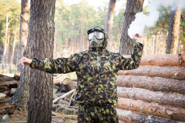 Paintball oyuncu silah ile