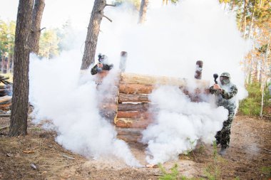 Tabanca ile paintball oyuncuları