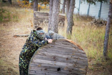 Paintball oyuncu silah ile