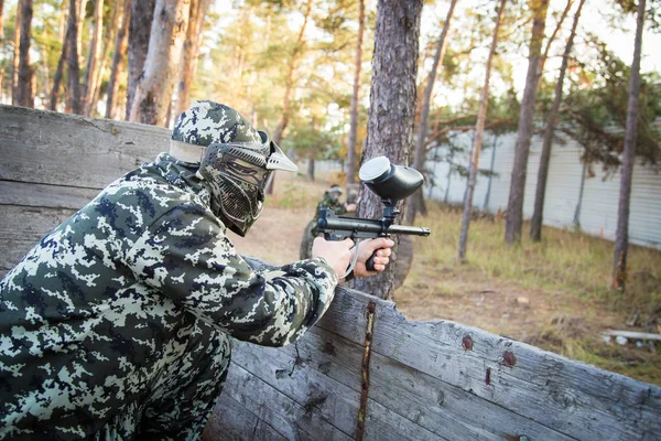 Paintball players with gun — Stock Photo, Image