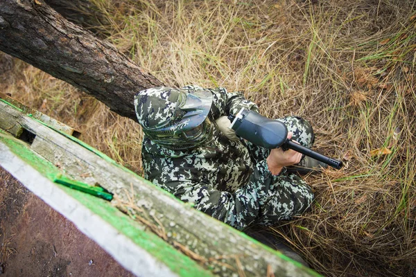 Jogador de paintball com arma — Fotografia de Stock