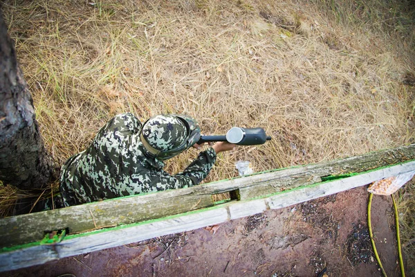 Paintball player with gun — Stock Photo, Image