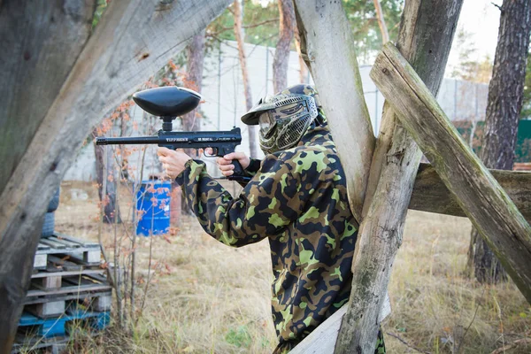 Paintball player with gun — Stock Photo, Image