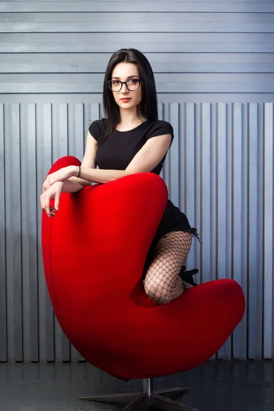 Giovane ragazza in sedia rossa — Foto Stock