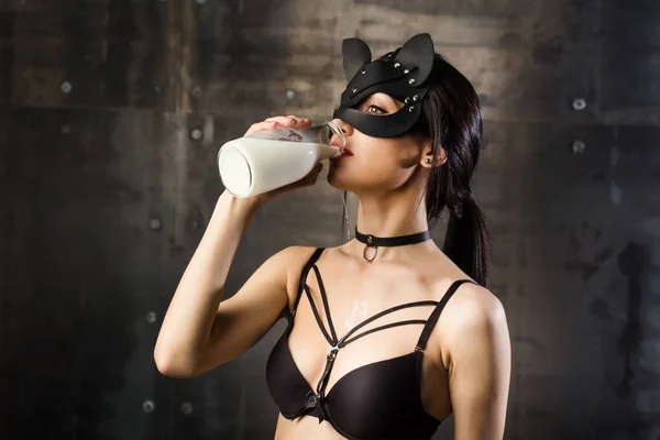 Chica con leche — Foto de Stock