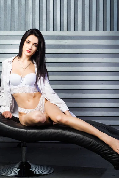 Ragazza in biancheria intima bianca — Foto Stock