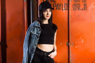 Kız ve turuncu konteyner