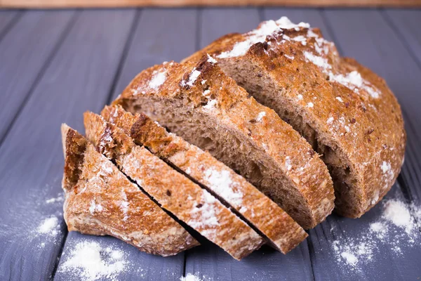 小麦粉と焼きたてのパン — ストック写真