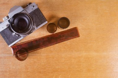 flatlay witn eski fotoğraf makinesi