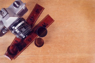 flatlay witn eski fotoğraf makinesi
