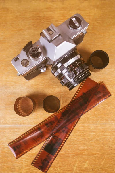フラットレイウィット古いフォトカメラ — ストック写真