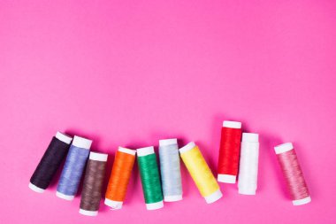 pembe üzerinde çok renkli iplikler