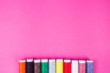 pembe üzerinde çok renkli iplikler