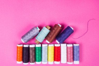pembe üzerinde çok renkli iplikler 