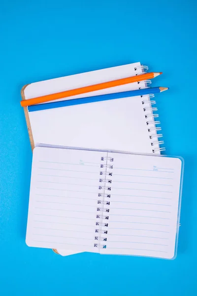 Notebooks met potloden — Stockfoto