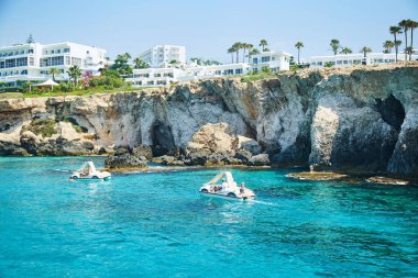 Ayia Napa yakınlarındaki mağaralar,