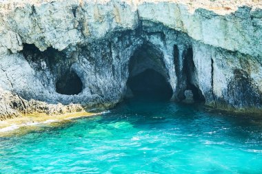 Ayia Napa yakınlarındaki mağaralar,