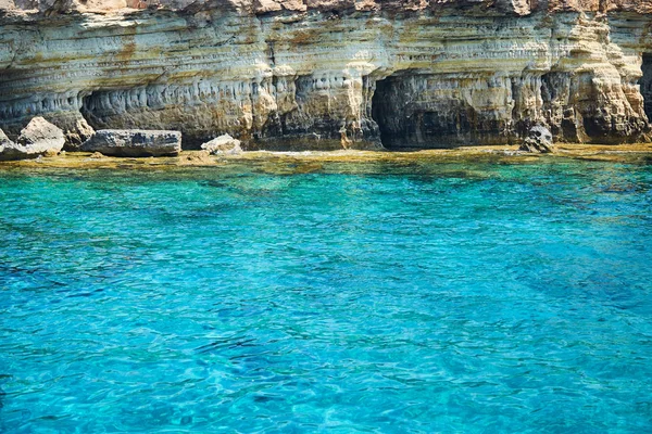 Βράχια στο γαλάζιο της θάλασσας — Φωτογραφία Αρχείου