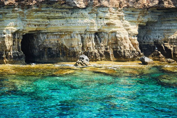 Βράχια στο γαλάζιο της θάλασσας — Φωτογραφία Αρχείου