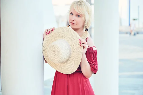 Retrato Estilo Vida Aire Libre Una Chica Joven Bonita Posando — Foto de Stock