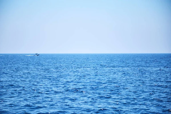 Barco de lujo en el mar — Foto de Stock