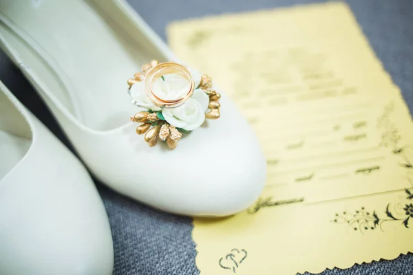 鞋子上的结婚戒指 — 图库照片
