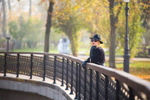 Стильная женщина в осеннем парке — стоковое фото