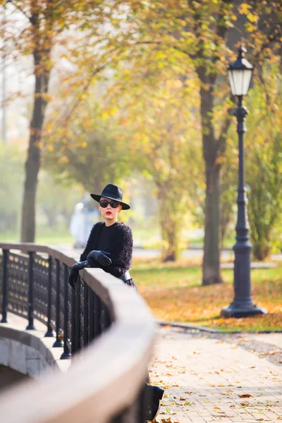 Стильная женщина в осеннем парке — стоковое фото