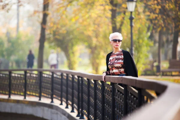 Stilvolle Frau im Herbstpark — Stockfoto