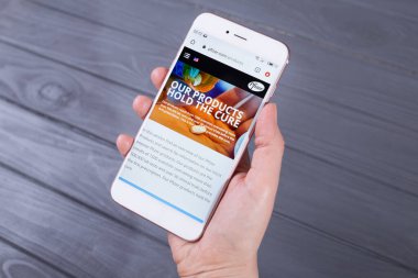 Kyiv, Ukrayna - 21 Mayıs 2020: Pfizer 'ın oynadığı akıllı telefon ekranda, İllüstrasyon Editörü