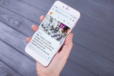 Kyiv, Ukrayna - 21 Mayıs 2020: Ekranda GSK ile akıllı telefonu tutan eller, İllüstrasyon Editörü