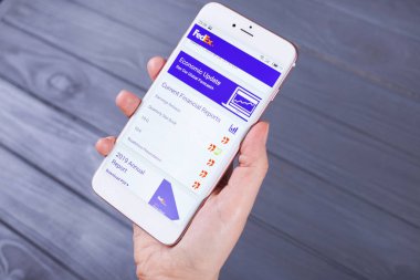 Kyiv, Ukrayna - 11 Haziran 2020: Eller Fed Ex ile akıllı telefonu ekranda tutuyor, İllüstrasyon Editörü