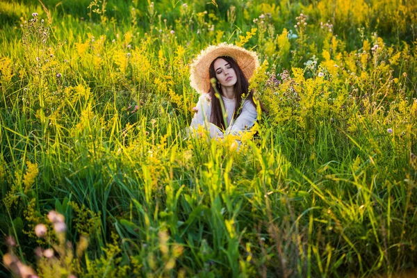 Portrait Une Belle Jeune Fille Dans Chapeau Extérieur Dans Champ — Photo