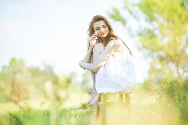 Ritratto Una Bella Ragazza All Aperto Nel Campo — Foto Stock