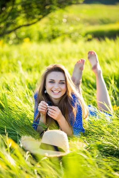 Portrait Une Belle Jeune Fille Avec Chapeau Extérieur Sur Terrain — Photo