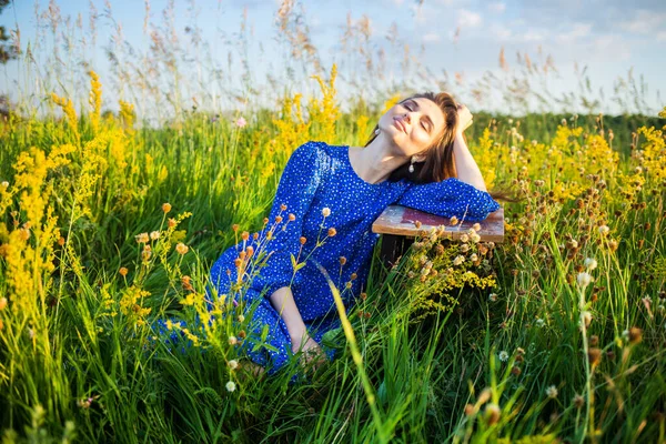 Portrait Une Belle Jeune Fille Plein Air Sur Terrain — Photo