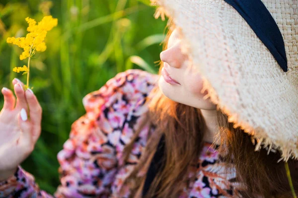 Retrato Una Hermosa Joven Sombrero Aire Libre Campo — Foto de Stock