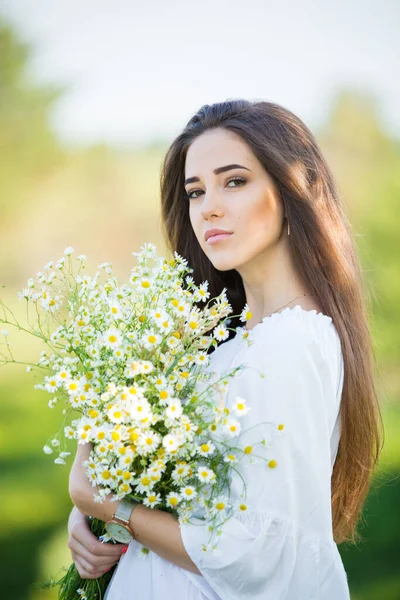 Porträt Eines Schönen Jungen Mädchens Mit Blumenstrauß Freien Auf Dem — Stockfoto