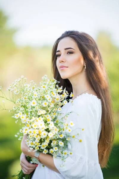 Porträt Eines Schönen Jungen Mädchens Mit Blumenstrauß Freien Auf Dem — Stockfoto