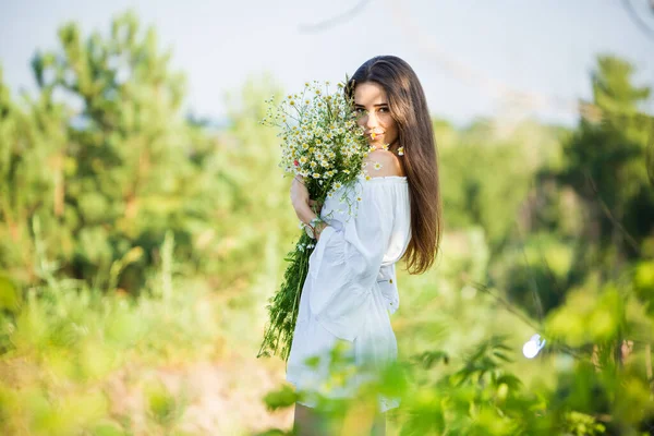 Porträt Eines Schönen Jungen Mädchens Mit Blumenstrauß Freien Auf Dem — Stockfoto